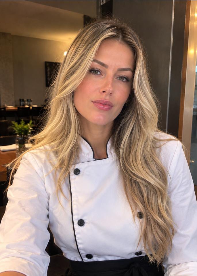 Chef Cátia Cardoso em sua cozinha
